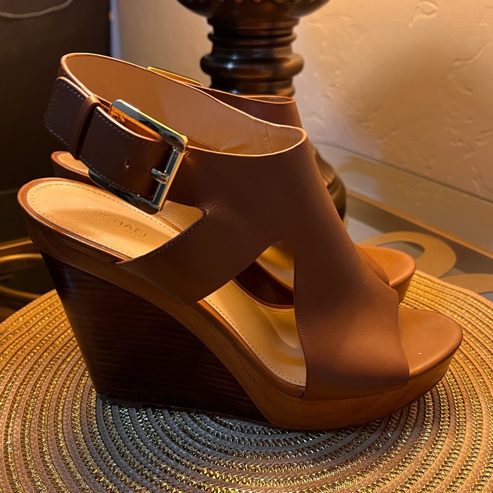 New Michael Kors tan leather wedges, never worn 9M